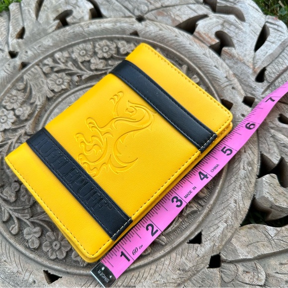 Harry Potter Hufflepuff Yellow & Black Wallet - Picture 4 of 8